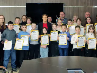 До Міжнародного дня рідної мови голова ГО «За рідне місто» Ольга Бабенко разом з депутатом облради Марією Бабенко провели конкурс віршів і урочисто нагородили його учасників.