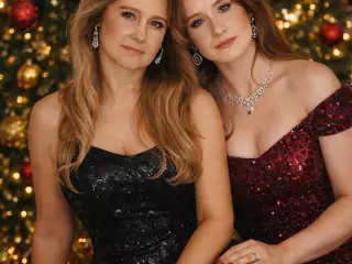 Команда ВО «Батьківщина» на чолі з Ольгою Бабенко та разом з депутатом Дніпропетровської обласної ради Марією Бабенко щиро вітають вас з наступаючим Новим роком.🎄💫